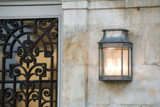 Louis Philippe 02 | Wandleuchte aus Rohzink – klassische Außenbeleuchtung von Roger Pradier